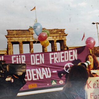 Frauenfriedenskette am Brandenburger Tor mit Eva Quistorp (ganz rechts im Bild) als Rednerin und Initiatorin und Luftballons über die Mauer, die von der Stasi aufgesammelt wurden