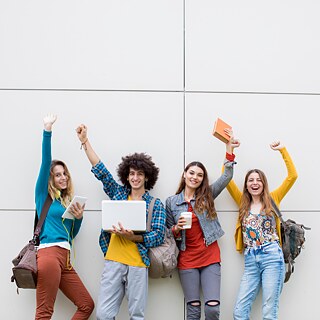 Springende Jugendliche