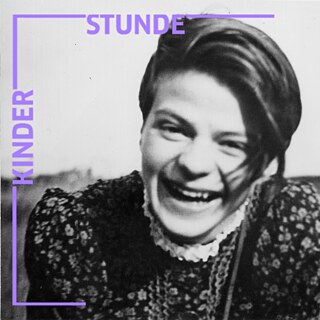 Sophie Scholl als junge Erwachsene, lachend, mit geblümtem Kleid vor Wiese, schwarz-weiß Aufnahme ohne Datum.