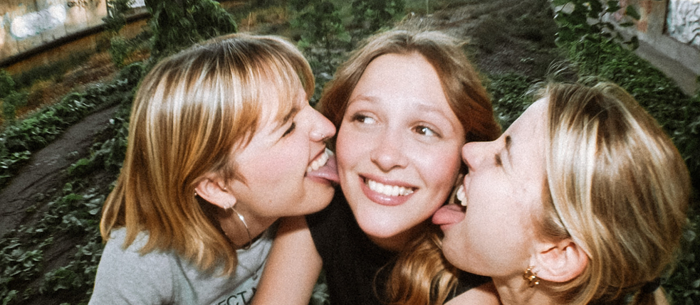 Drei junge Frauen