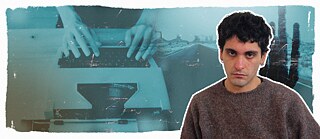 Portraitfoto von Mücahit Türk auf einem blau eingefärbten Hintergrund mit einer Straße und einem Kaktus