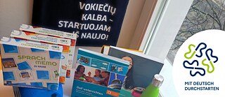 Detailansicht des Starterkits und das Logo des Projekts „Mit Deutsch durchstarten“