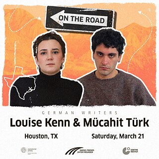 Ein Einbahnpfeil mit der Aufschrift „On the Road” neben Porträts der Autoren Louise Kenn und Mücahit Türk vor einem orangefarbenen, wüstenartigen Hintergrund. 
