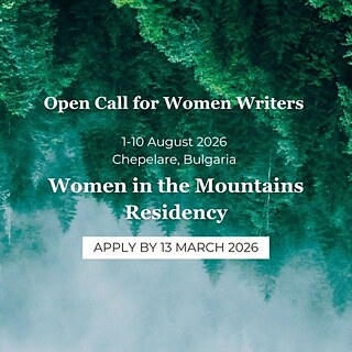 Ein Rechteck mit einem Foto dichter, grüner Tannenbäume, das nach unten hin in Nebel übergeht. Auf dem Bild steht weißer Text mit Informationen zu einer Ausschreibung: „Open Call for Women Writers“, „1–10 August 2026“, „Chepelare, Bulgaria“, „Women in the Mountains Residency“. Unten befindet sich ein weiß hinterlegtes Textfeld mit der Aufschrift „APPLY BY 13 MARCH 2026“.