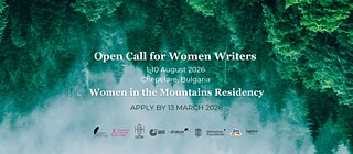 Ein Rechteck mit einem Foto dichter, grüner Tannenbäume, das nach unten hin in Nebel übergeht. Auf dem Bild steht weißer Text mit Informationen zu einer Ausschreibung: „Open Call for Women Writers“, „1–10 August 2026“, „Chepelare, Bulgaria“, „Women in the Mountains Residency“. Unten befindet sich ein weiß hinterlegtes Textfeld mit der Aufschrift „APPLY BY 13 MARCH 2026“.