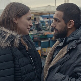 Ein Mann und eine Frau schauen sich in die Augen.