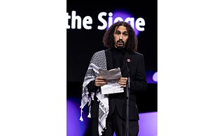 عبد الله الخطيب خلال كلمته في حفل توزيع جوائز مهرجان برلين السينمائي الدولي 2026.