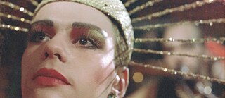 Foto einer Person mit einer Kopfbedeckung.