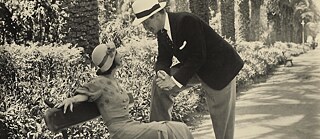 Um casal encontra‑se no parque e olha‑se nos olhos.