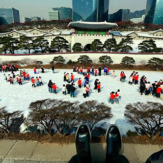 Abb. 2: Vom LoRA Training Workshop im Dezember 2024 auf Grundlage des abgestimmten community-trainierten Modells „ZavyChromaXL V6.0“ zusammen mit dem LoRA-Modell und denselben Einstellungen wie in Abb. 1 generiertes KI-Bild.