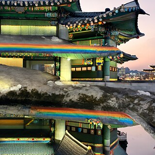 Abb. 6: „Foto von Seoul“. Vom LoRA Training Workshop im Dezember 2024 auf Grundlage des offiziellen „Stable Diffusion XL“-Modells zusammen mit dem LoRA-Modell und denselben Einstellungen wie in Abb. 5 generiertes KI-Bild.