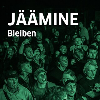 Noored tantsivad kontserdilava ees.