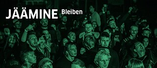 Noored tantsivad kontserdilava ees.