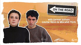 Ein Einbahnpfeil mit der Aufschrift „On the Road” neben Porträts der Autoren Louise Kenn und Mücahit Türk vor einem orangefarbenen, wüstenartigen Hintergrund. 