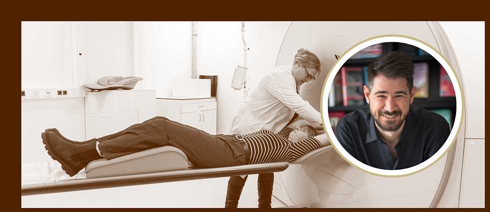 Ärztin und Patientin bei Vorbereitung auf Ganzkörper-CT