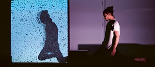 Die Performace „about:blank“ von Manuela V. Colacicco und Giacomo Graziosi untersucht die Fluidität von Identitäten im Spannungsfeld von Projektion und Reflektion.