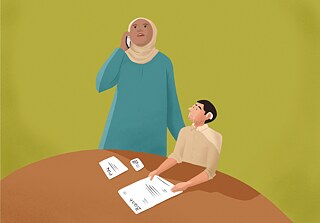 Une femme voilée, vêtue d'un chemisier bleu, est au téléphone. Elle se tient debout à côté d'un homme appareillé, assis à une table. Des documents sont posés sur la table devant lui.