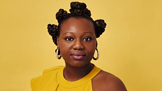 Portrait de Mirrianne Mahn sur fonds jaune. Elle porte une robe jaune et de grands anneaux aux oreilles