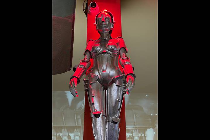 Eine Statue des Roboters Maria aus dem Film „Metropolis“ im Babylon Kino.
