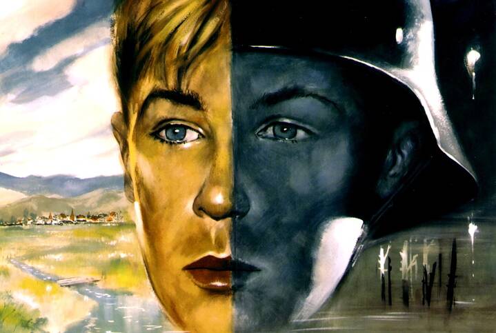 Das Bild zeigt ein gemaltes Gesicht eines jungen Mannes, das in zwei Hälften geteilt ist. Die linke Seite ist farbig und zeigt ihn ohne Helm, vor einer friedlichen Landschaft mit Dorf, Bergen und einem Bach. Die rechte Seite ist dunkel gehalten; der junge Mann trägt einen Militärhelm, und der Hintergrund wirkt karg und zerstört. Die beiden Hälften stehen stark kontrastierend nebeneinander und betonen den Gegensatz zwischen Frieden und Krieg.