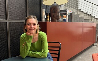 Martina Barone an einem Tisch im Rahmen des 6. Festivals des Deutschen Films in Rom