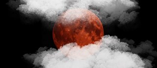 Ein roter Vollmond leuchtet vor schwarzem Hintergrund, teilweise bedeckt von weißen Wolken.
