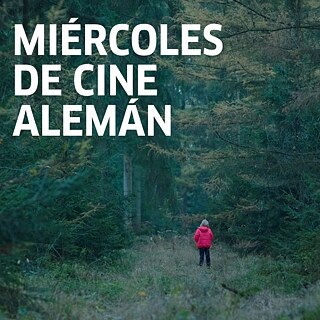 Szene eines Waldes, in dem ein Mädchen von hinten zu sehen ist.