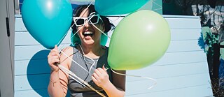 Aluno e aluna estudando com livro de exercícios na mesa