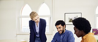 Frau vor einem Laptop sitzend