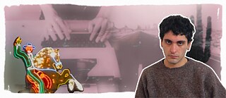 Portraitfoto von Mücahit Türk auf einem blau eingefärbten Hintergrund mit einer Straße und einem Kaktus