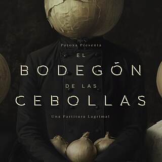 Eine menschliche Figur in einer schwarzen Kochjacke hält mehrere Zwiebeln in den Händen, während ihr Kopf durch eine große Zwiebel ersetzt ist. Der Hintergrund ist düster und malerisch. Über dem Bild steht der Text: “Paroxa presenta EL BODEGÓN DE LAS CEBOLLAS. Una Partitura Lagrimal”.