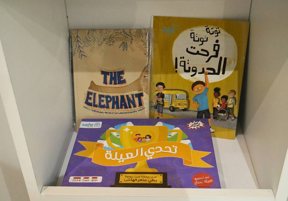 ثلاثة كتب أطفال على رف أبيض.