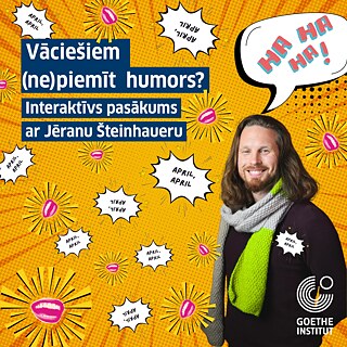 Grafik im Comic Stil mit orangefarbenem Punktemuster. Mehrere Sprechblasen zeigen „April April“. Links befindet sich der lettische Text über eine Veranstaltung zum Thema Humor in Deutschland. Rechts steht eine Person – Jöran Steinheuer - vor dem grafischen Hintergrund. Unten rechts ist das Logo des Goethe Instituts.