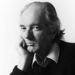 Schwarz-Weiß-Porträt von Thomas Bernhard, der mit schmollendem Blick in die Kamera schaut, das Kinn auf die Hand gestützt