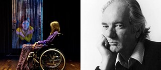 Rechts ein Schwarz-Weiß-Porträt von Thomas Bernhard, der mit schmollendem Blick in die Kamera schaut, das Kinn auf die Hand gestützt; links ein Ausschnitt aus „Die Gipsfabrik“: Die Schauspielerin sitzt im Rollstuhl auf der Bühne und betrachtet ihr eigenes Porträt, das auf die Leinwand hinter der Bühne projiziert wird.