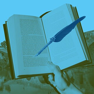 Una mano sostiene un libro abierto frente a un puente histórico de piedra; encima aparece una pluma decorativa como elemento gráfico.