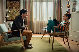 Still Frame from the Netflix Germany Series "Dudes": Valentina Leone; Serkan Kaya are sitting across from each other in their living room.