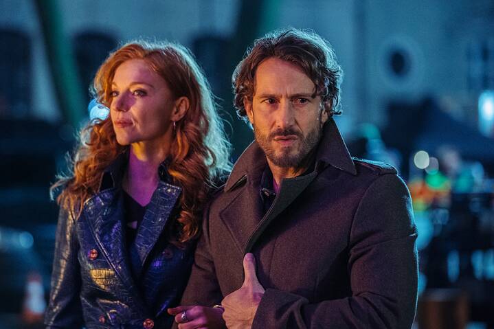 Still Frame from the Netflix Germany Series "Dudes": Marleen Lohse; David Rott at an evening walk.