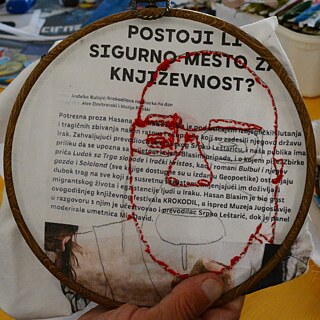 Tekstilne novine - detalj rada u nastajanju na radionici savremenog veza u okviru 60. Oktobarskog salona
