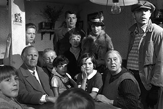 "Heimat - eine deutsche Chronik" (1981/84) Das Standbild aus dem ersten Teil der Trilogie von Edgar Reitz zeigt eine Familie in den 20ern um den Küchentisch versammelt.. Die Chronik des fiktiven Hunsrückdorfes Schabbach und seiner Bewohner von 1919 bis zum Jahr 2000 umfasst insgesamt 30 Filme mit einer Spielzeit von über 56 Stunden und stellt damit eines der längsten cineastischen Projekte der Filmgeschichte dar.