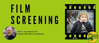 Bild eines Mädchens mit blonden lockigen Haaren