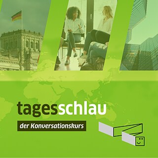 Eine quadratische Grafik zeigt drei nebeneinander stehende Bildausschnitte vor einer hellgrünen Weltkarte. Links ist das Reichstagsgebäude mit deutscher Flagge zu sehen. In der Mitte sitzen mehrere Personen in einem modernen Raum und unterhalten sich. Rechts sind hohe Glasgebäude abgebildet. Oben steht groß „tagesschlau“ in Schwarz-Weiß, darunter „der Konversationskurs“ in weißer Schrift auf schwarzem Hintergrund. Unten rechts befindet sich das Logo des Goethe-Instituts.
