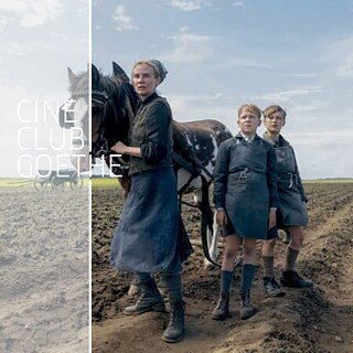 Eine Frau und zwei Kinder arbeiten mit einem Pferd auf einem Feld. Die Kinder schauen nach oben in den Himmel. Hinter ihnen sieht man das gepflügte Feld und blauen Himmel.