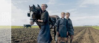 Eine Frau und zwei Kinder arbeiten mit einem Pferd auf einem Feld. Die Kinder schauen nach oben in den Himmel. Hinter ihnen sieht man das gepflügte Feld und blauen Himmel.