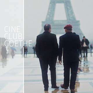 Zwei Männer laufen auf einem nebeligen Platz in Richtung des Eiffelturms.