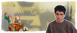 Portraitfoto von Mücahit Türk auf einem blau eingefärbten Hintergrund mit einer Straße und einem Kaktus