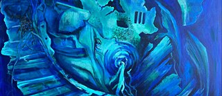 Abstraktes Gemälde in Blau- und Grüntönen mit wirbelnden Formen, Fragmenten und spiralförmiger Bewegung, die an Weltraum und Zerfall erinnern.
