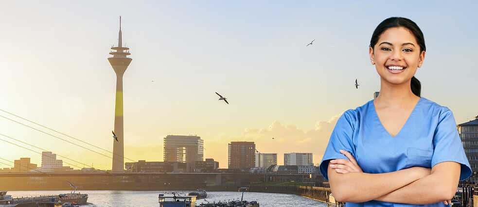 Eine Person vor der Skyline Düsseldorfs