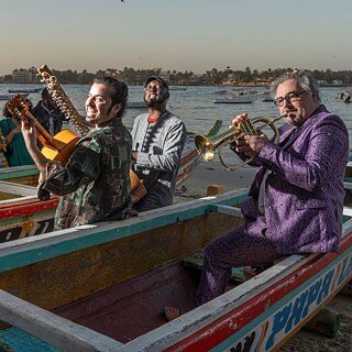 FlamenKora auf einem Boot mit ihren Instrumenten