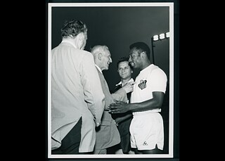 Montreal, June 1971: Before a Santos FC match, Godfrey Fochs meets the world star Pelé. According to a handwritten note by the former football star on the back of the photo, he told Pelé: “I am 53 years older than you. My wish for you is this: that you will still be in the prime of life in the year 2025.”